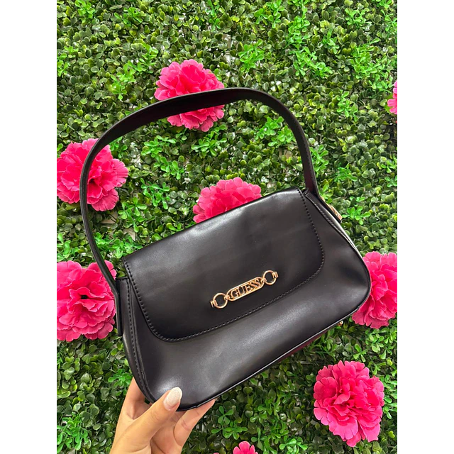 CARTERA DE HOMBRO GUESS NEGRA LISA CON LOGO GUESS DORADO