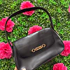 CARTERA DE HOMBRO GUESS NEGRA LISA CON LOGO GUESS DORADO