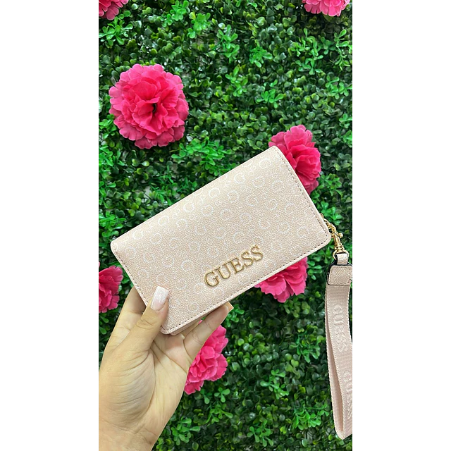 BILLETERA DE MANO GUESS ROSADA