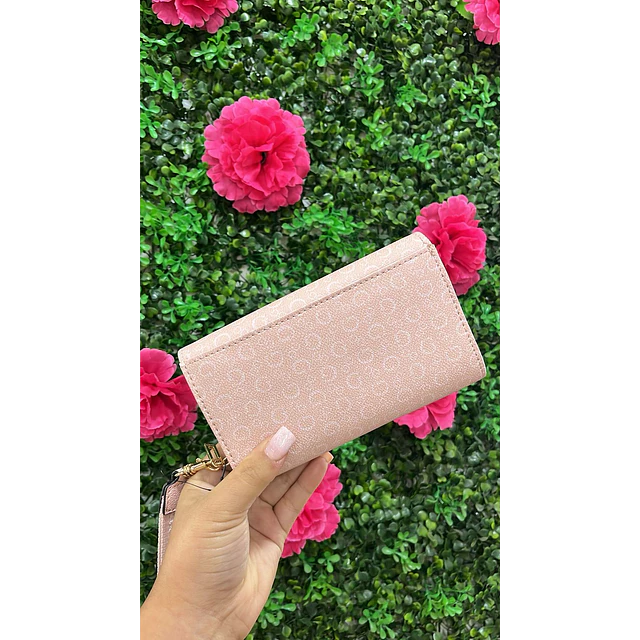 BILLETERA DE MANO GUESS ROSADA