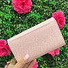 BILLETERA DE MANO GUESS ROSADA