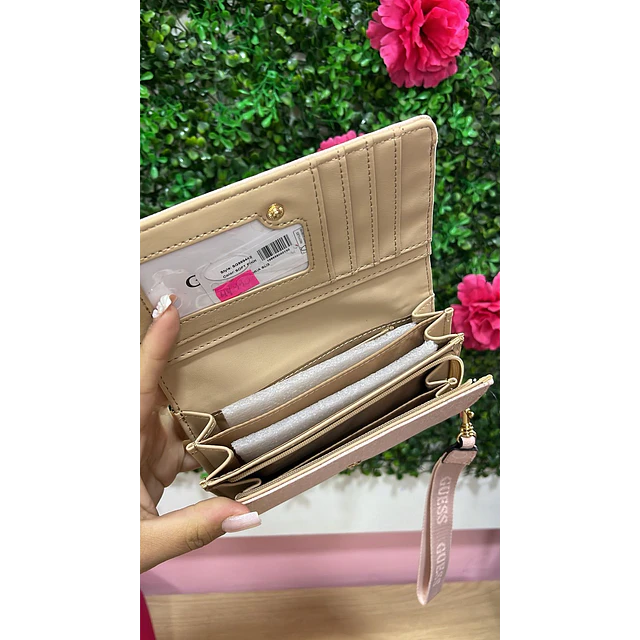BILLETERA DE MANO GUESS ROSADA