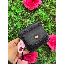 BILLETERA JUICY NEGRO DETALLE CORAZON DORADO