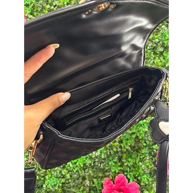 CARTERA GUESS NEGRA DETALLE CORAZON
