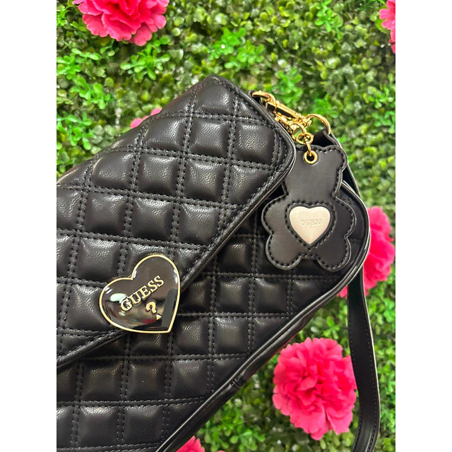 CARTERA GUESS NEGRA DETALLE CORAZON