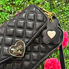 CARTERA GUESS NEGRA DETALLE CORAZON