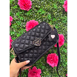 CARTERA GUESS NEGRA DETALLE CORAZON