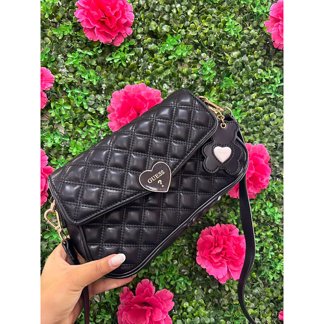 CARTERA GUESS NEGRA DETALLE CORAZON