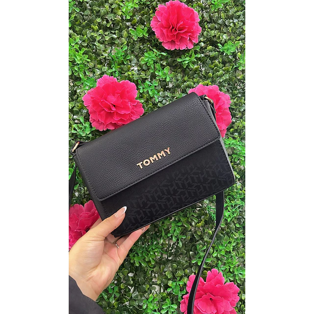 CARTERITA TOMMY NEGRA CON TAPA LOGO TOMMY DORADO