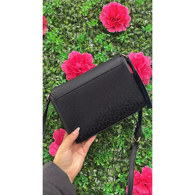 CARTERITA TOMMY NEGRA CON TAPA LOGO TOMMY DORADO