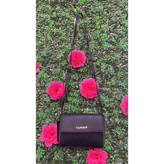 CARTERITA TOMMY NEGRA CON TAPA LOGO TOMMY DORADO