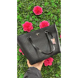 TOTE GUESS NEGRO MONOGRAMA DETALLE TRIANGULO