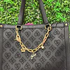 TOTE JUICY DETALLE CADENA Y CHARMS