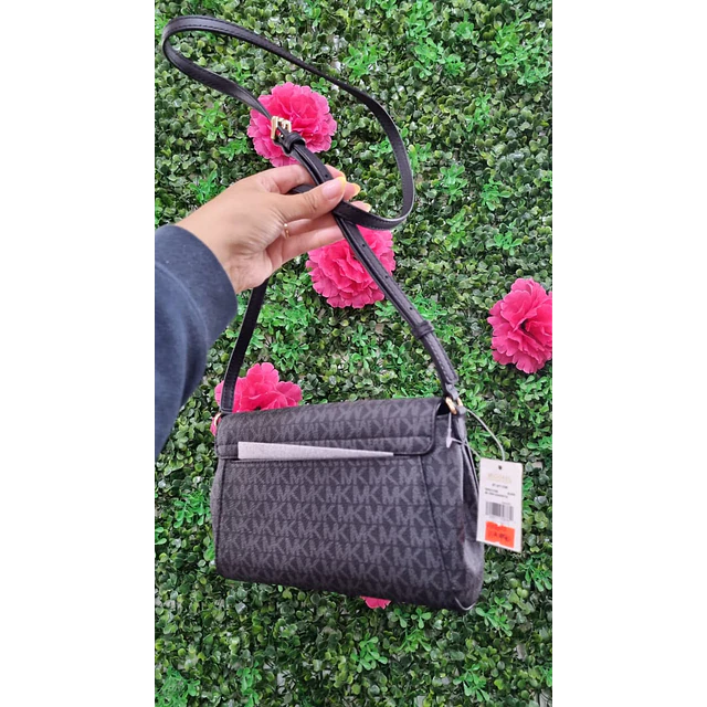 CROSSBODY MK NEGRO MONOGRAMO CON TAPA (MODULO)
