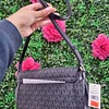 CROSSBODY MK NEGRO MONOGRAMO CON TAPA (MODULO)