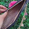 CARTERA DE HOMBRO GUESS GRIS OSCURA CHARMS