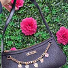 CARTERA DE HOMBRO GUESS GRIS OSCURA CHARMS