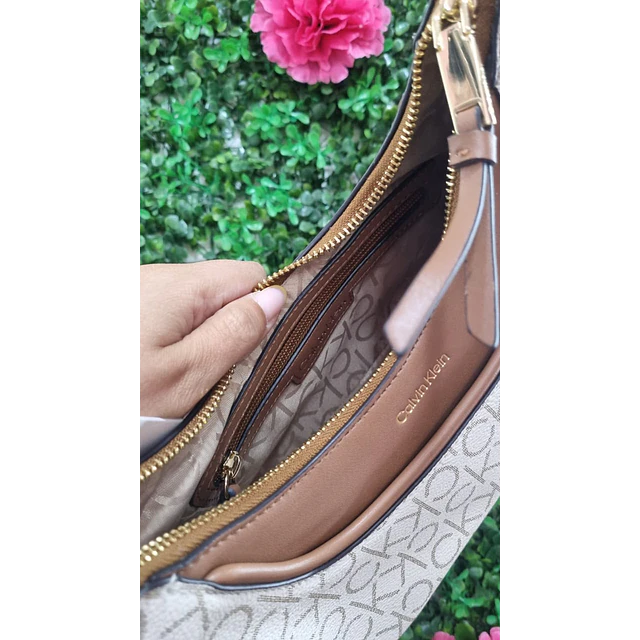 CARTERA DE HOMBRO CALVIN KLEIN VAINILLA + CAFÉ