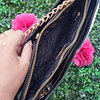 CROSSBODY STEVE MADDEN NEGRO MONOGRAMO MEDIA CORREA CADENA DORADA