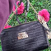 CROSSBODY STEVE MADDEN NEGRO MONOGRAMO MEDIA CORREA CADENA DORADA