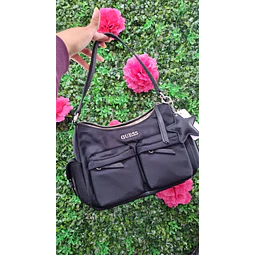 CARTERA DE HOMBRO GUESS NEGRA 2 BOLSILLOS AFUERA