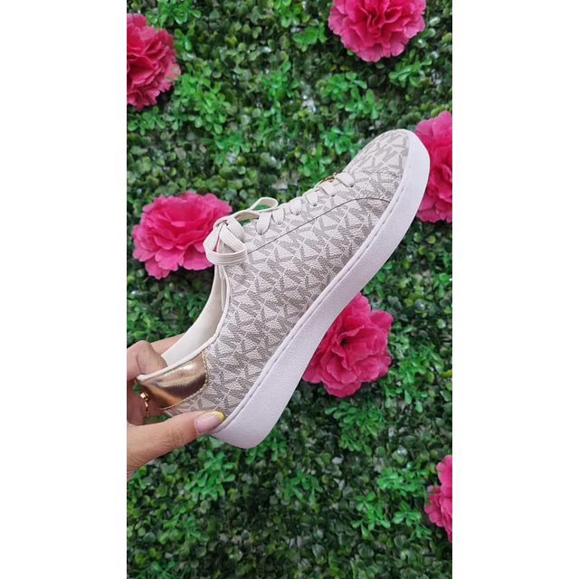 ZAPATILLA MK VAINILLA NRO7 DETALLE CIRCULO MK DORADO