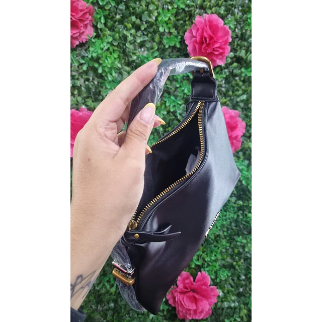 CARTERA DE HOMBRO STEVE MADDEN NEGRA ASIMETRICA