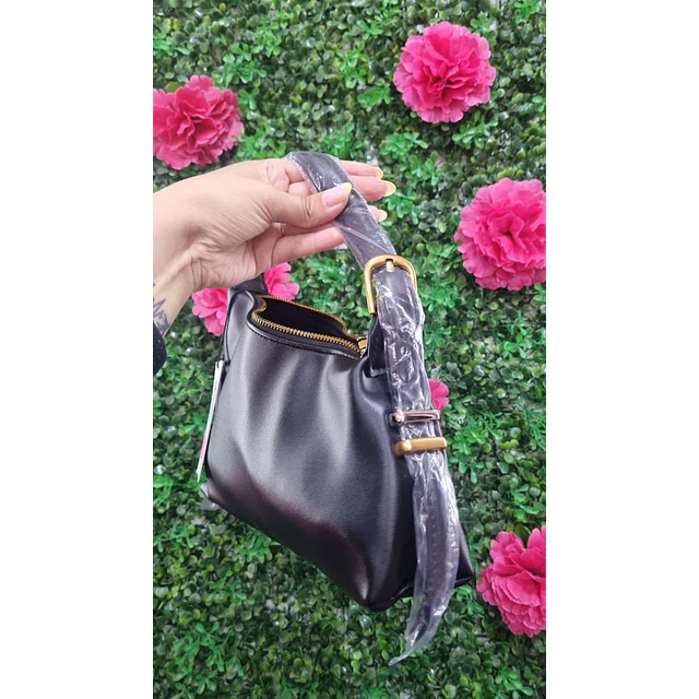 CARTERA DE HOMBRO STEVE MADDEN NEGRA ASIMETRICA
