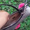 CARTERA DE HOMBRO GUESS GRIS ASIMETRICA LOGOS G