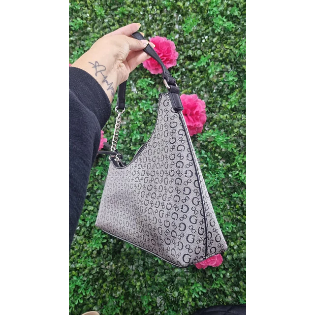 CARTERA DE HOMBRO GUESS GRIS ASIMETRICA LOGOS G