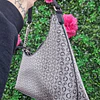 CARTERA DE HOMBRO GUESS GRIS ASIMETRICA LOGOS G