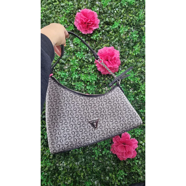 CARTERA DE HOMBRO GUESS GRIS ASIMETRICA LOGOS G