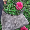 CARTERA DE HOMBRO GUESS GRIS ASIMETRICA LOGOS G