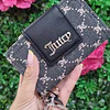 TARJETERO JUICY BROCHE GRIS CON BRILLOS LOGOS JC