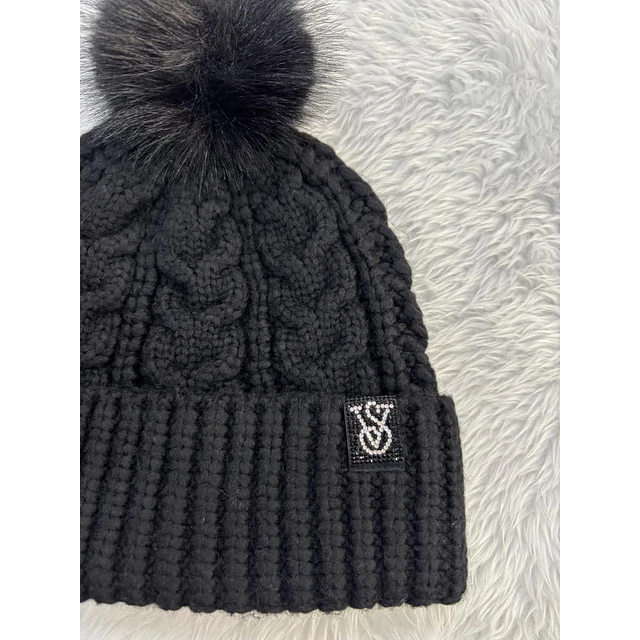 GORRO VS NEGRO CON POMPON