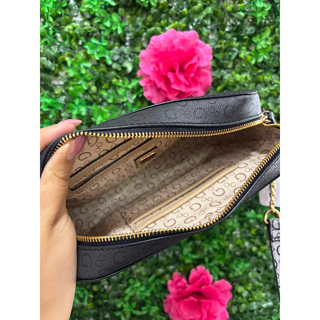 CROSSBODY NEGRO CON HEBILLA DORADO GUESS