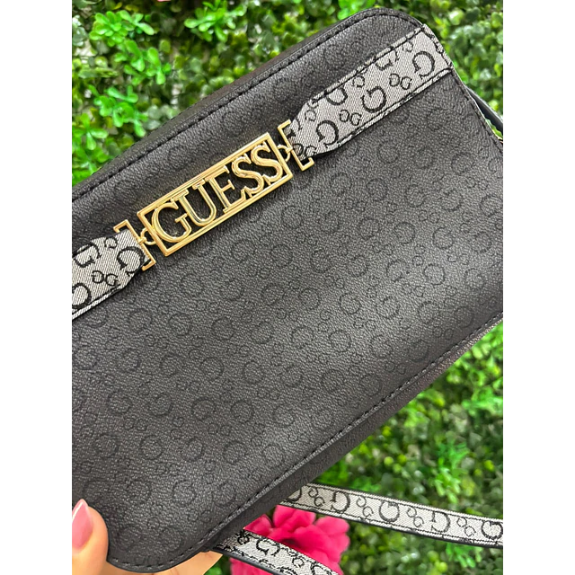 CROSSBODY NEGRO CON HEBILLA DORADO GUESS