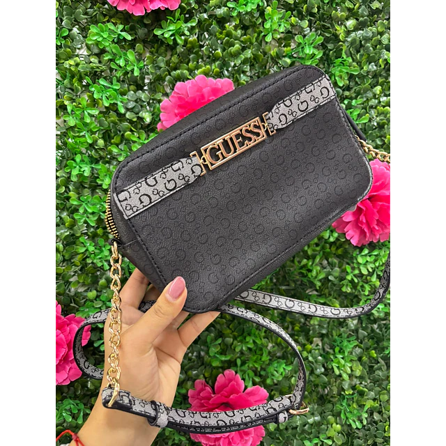 CROSSBODY NEGRO CON HEBILLA DORADO GUESS