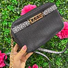 CROSSBODY NEGRO CON HEBILLA DORADO GUESS