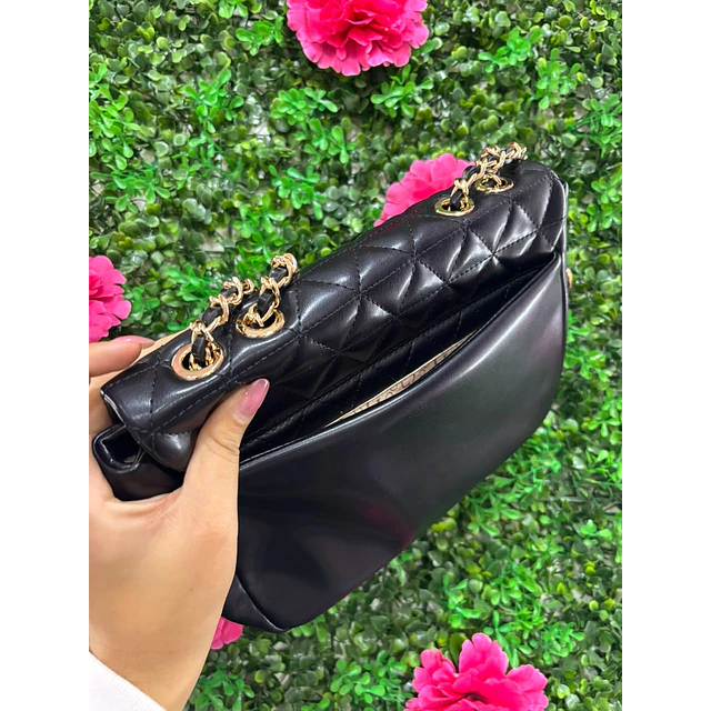 CARTERA NEGRA CON CADENAS GUESS
