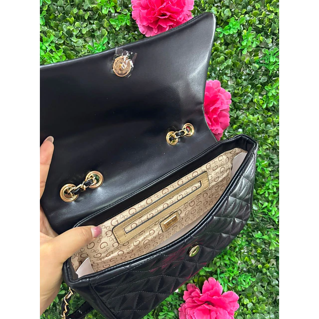 CARTERA NEGRA CON CADENAS GUESS