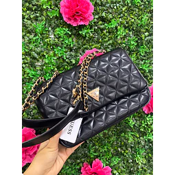 CARTERA NEGRA CON CADENAS GUESS