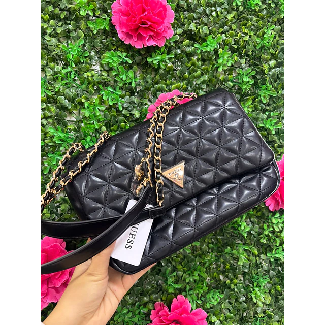 CARTERA NEGRA CON CADENAS GUESS