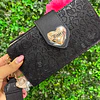 BILLETERA NEGRA LARGA JUICY CON BROCHE