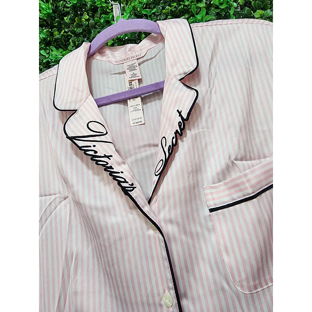 PIJAMA VS CLÁSICO LÍNEAS DELGADAS LOGO VS CUELLO TALLA L