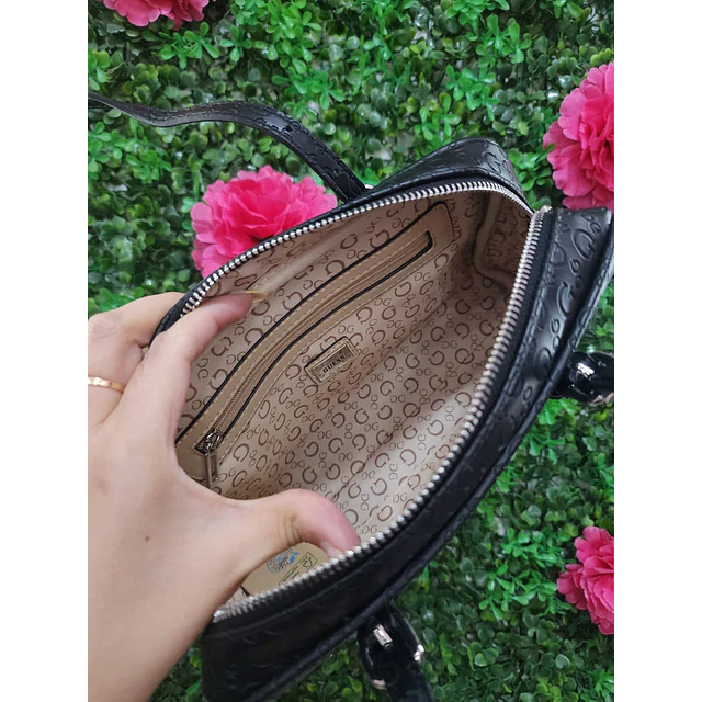 CARTERA DE HOMBRO GUESS TIPO BOLSITO NEGRA MONOGRAMA