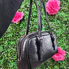 CARTERA DE HOMBRO GUESS TIPO BOLSITO NEGRA MONOGRAMA