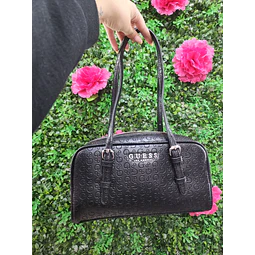 CARTERA DE HOMBRO GUESS TIPO BOLSITO NEGRA MONOGRAMA