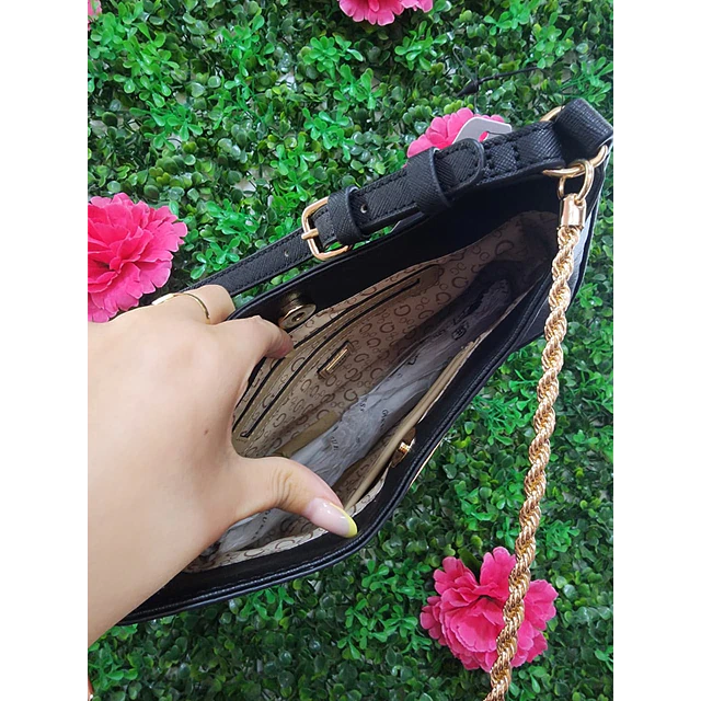CARTERA DE HOMBRO GUESS LUNA NEGRA LISA