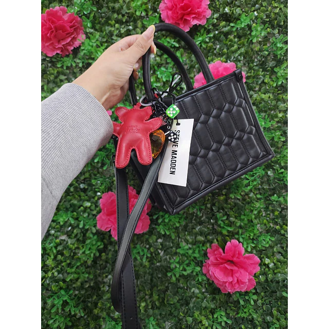 CARTERA CUADRADA STEVE MADDEN NEGRA C/ROMBOS DETALLE OSITO ROJO